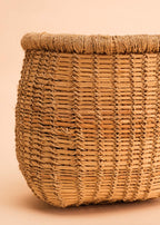 Cesto de tucum bege e creme feito pelo povo Parakanã, artesanato indígena brasileiro 