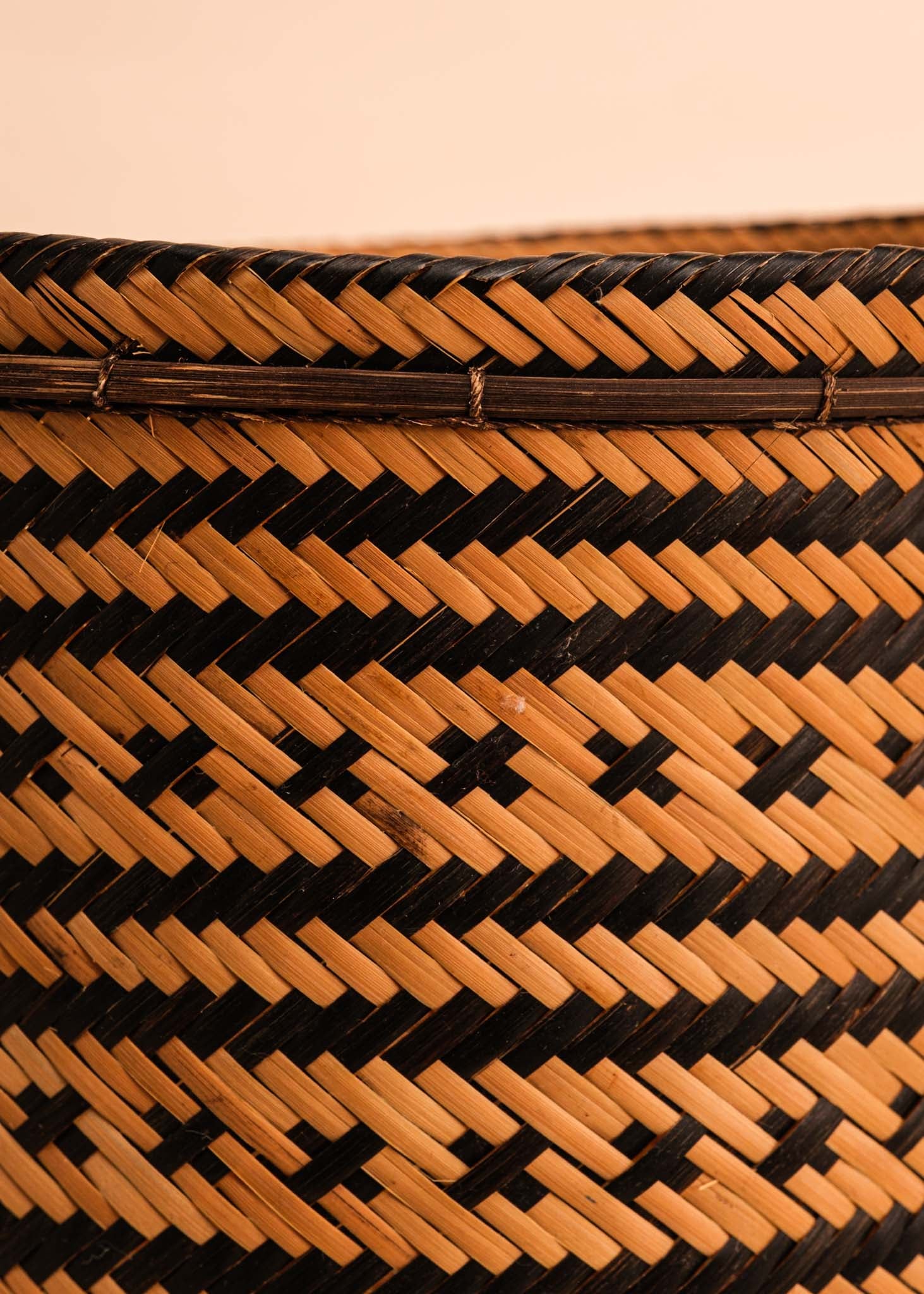 Cesto grafismos bege feito pelo povo Baniwa, artesanato indígena brasileiro 