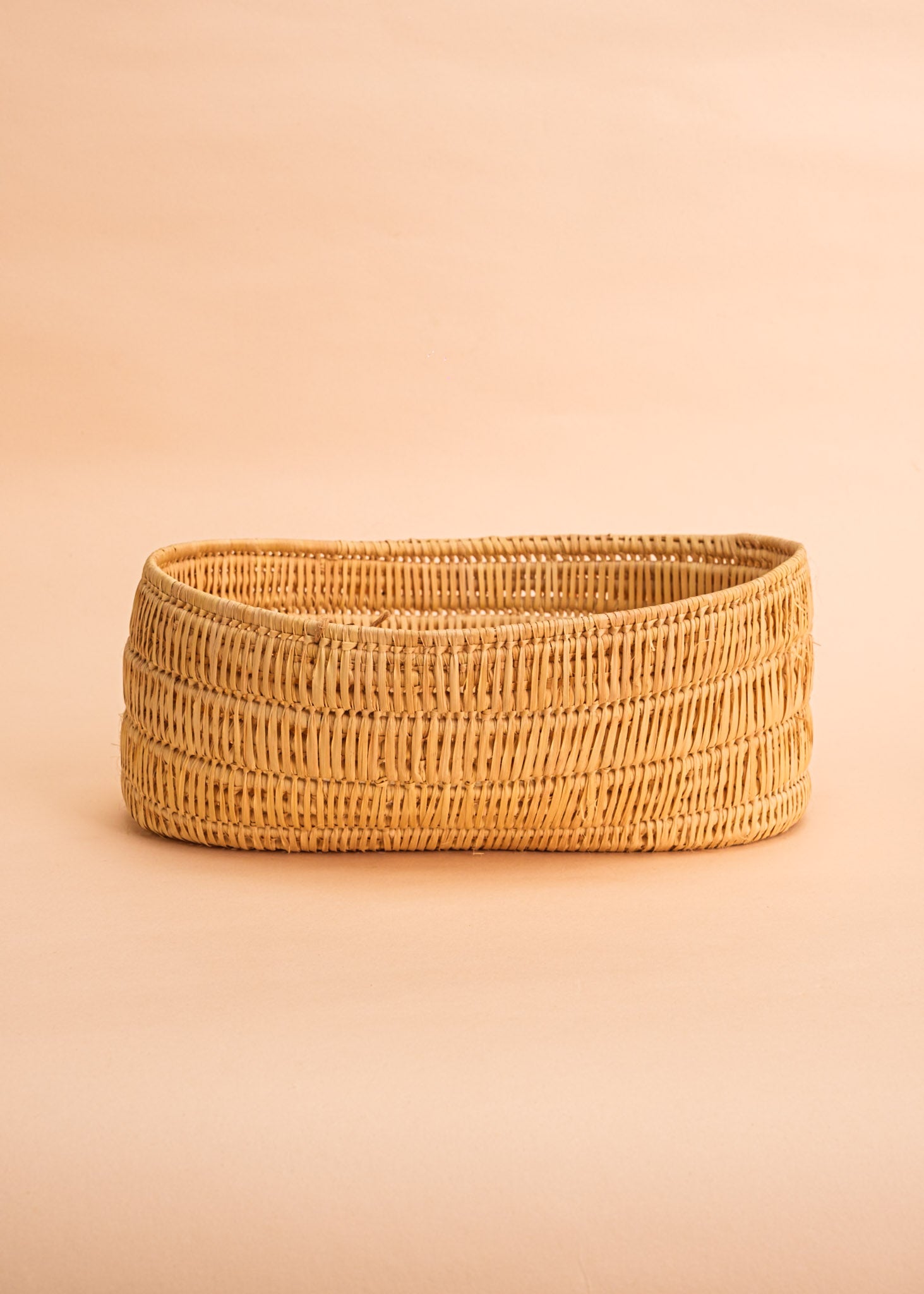 Cesto de buriti bege feito pelo povo Oro Wari, artesanato indígena brasileiro 