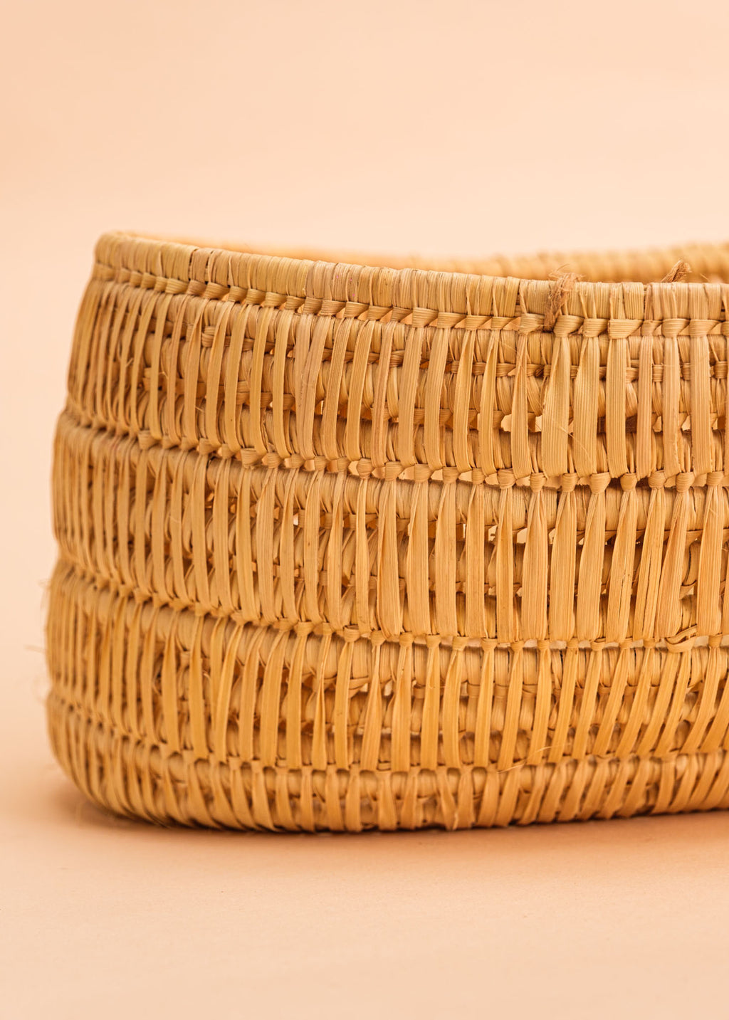 Cesto de buriti bege feito pelo povo Oro Wari, artesanato indígena brasileiro 