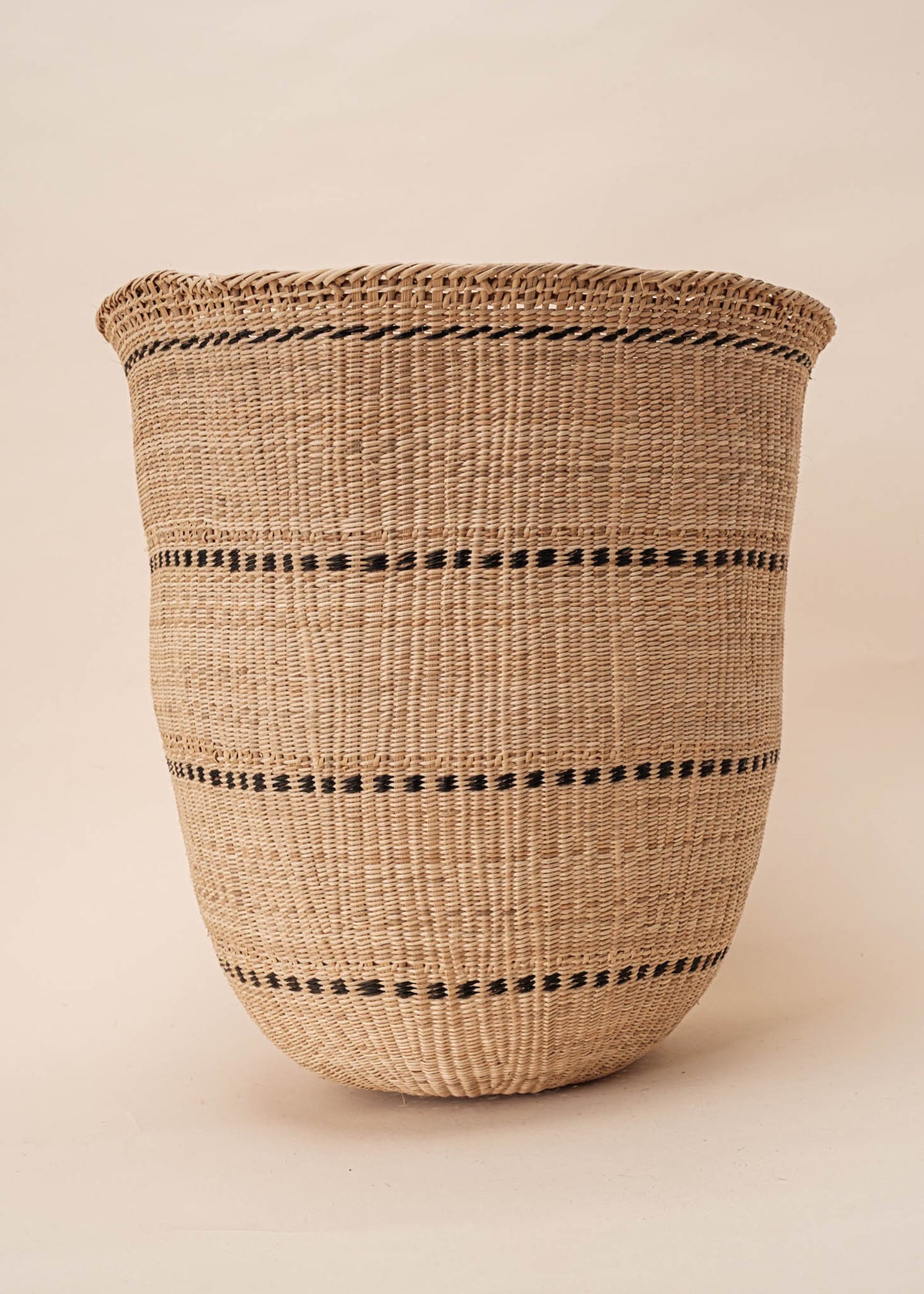 Cesto Wii de fibras bege feito pelo povo Yanomami, artesanato indígena brasileiro  Imagem principal do produto