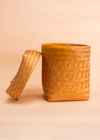 Cesto de fibras amarelo e bege feito por artesãs do Teçume da Amazônia, artesanato indígena brasileiro 