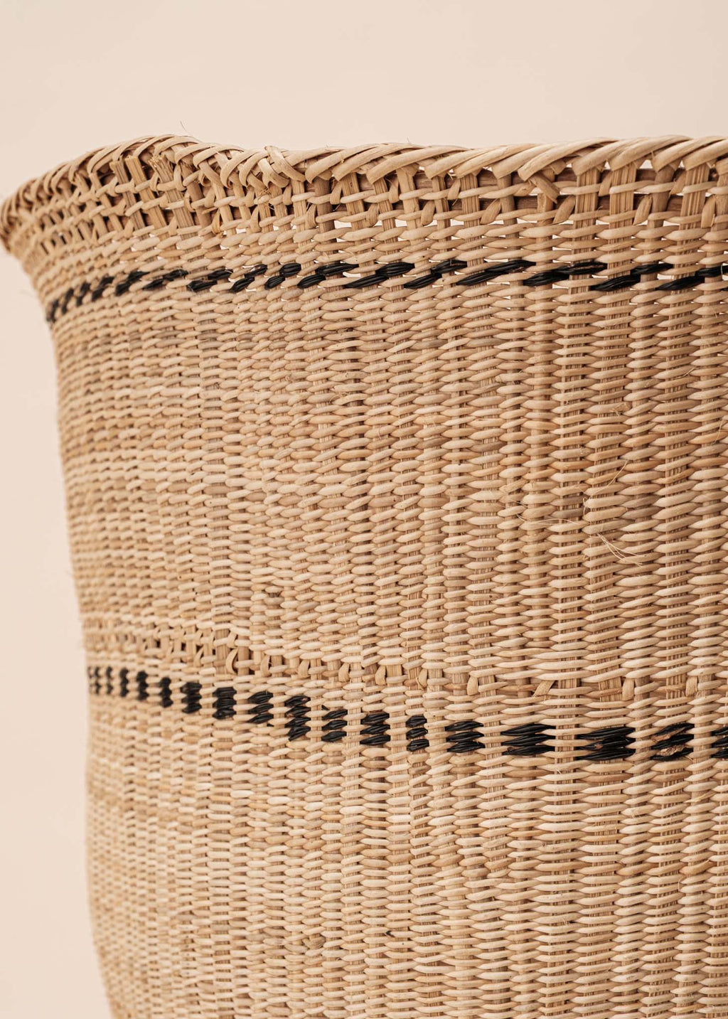 Cesto Wii de fibras bege feito pelo povo Yanomami, artesanato indígena brasileiro 