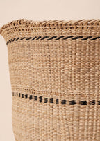 Cesto Wii de fibras bege feito pelo povo Yanomami, artesanato indígena brasileiro 