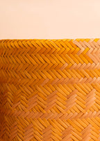 Cesto de fibras amarelo e bege feito por artesãs do Teçume da Amazônia, artesanato indígena brasileiro 
