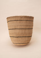 Cesto Wii de fibras bege feito pelo povo Yanomami, artesanato indígena brasileiro 
