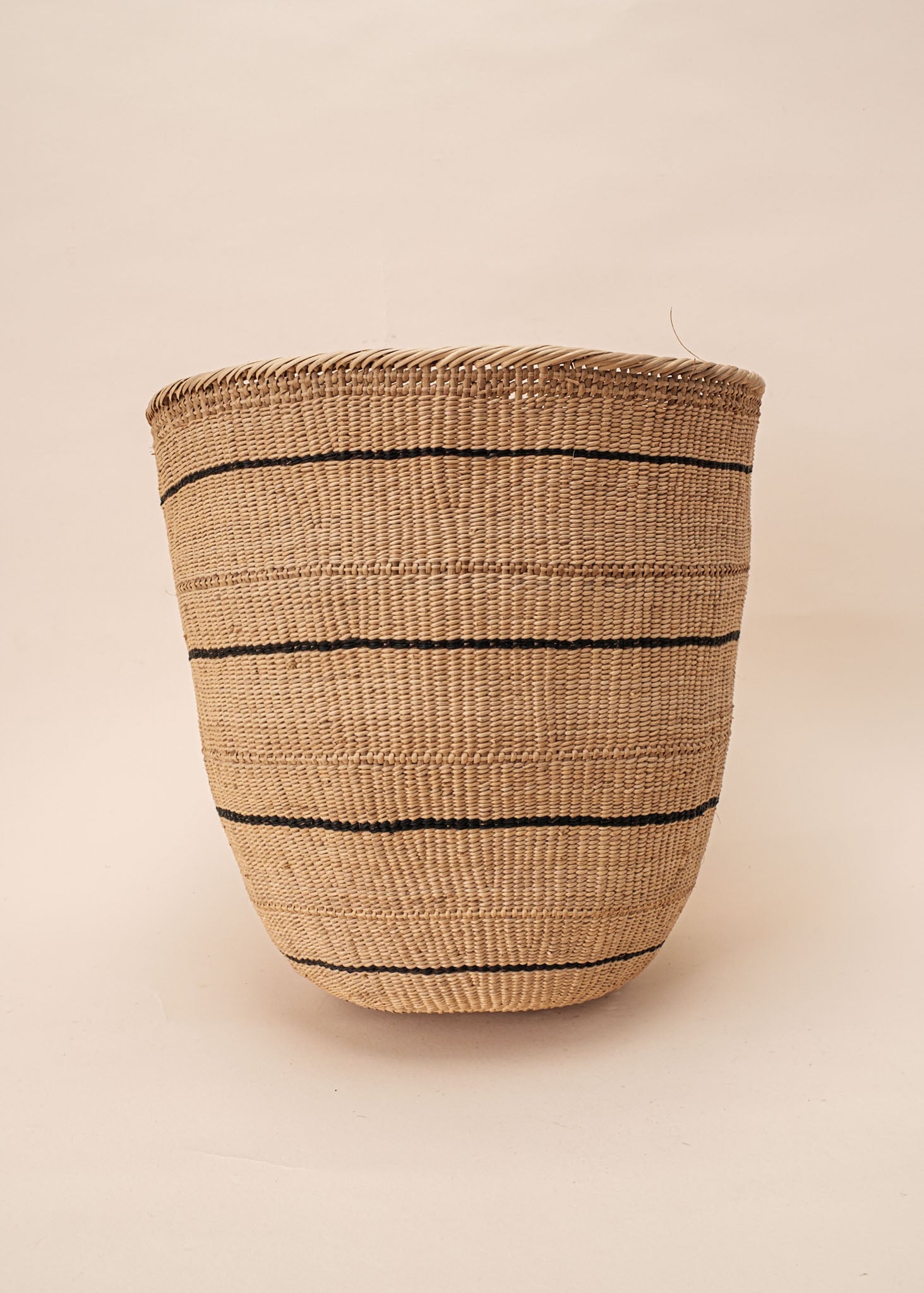Cesto Wii de fibras bege feito pelo povo Yanomami, artesanato indígena brasileiro 
