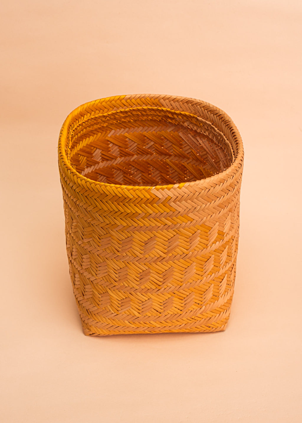 Cesto de fibras amarelo e bege feito por artesãs do Teçume da Amazônia, artesanato indígena brasileiro 