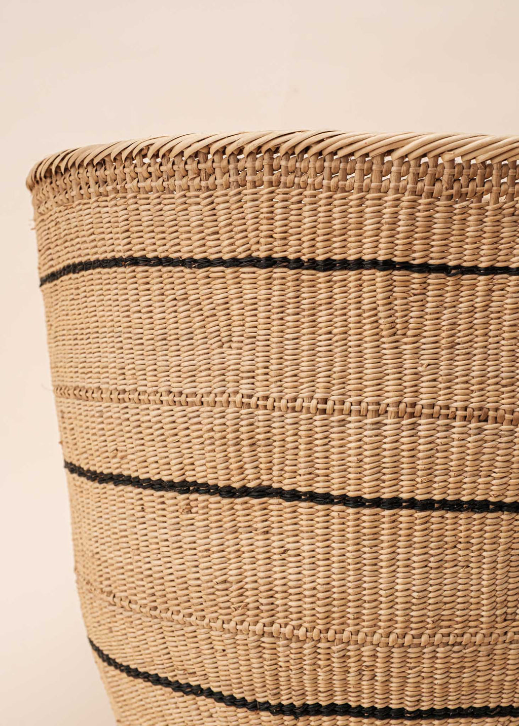 Cesto Wii de fibras bege feito pelo povo Yanomami, artesanato indígena brasileiro 
