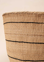 Cesto Wii de fibras bege feito pelo povo Yanomami, artesanato indígena brasileiro 
