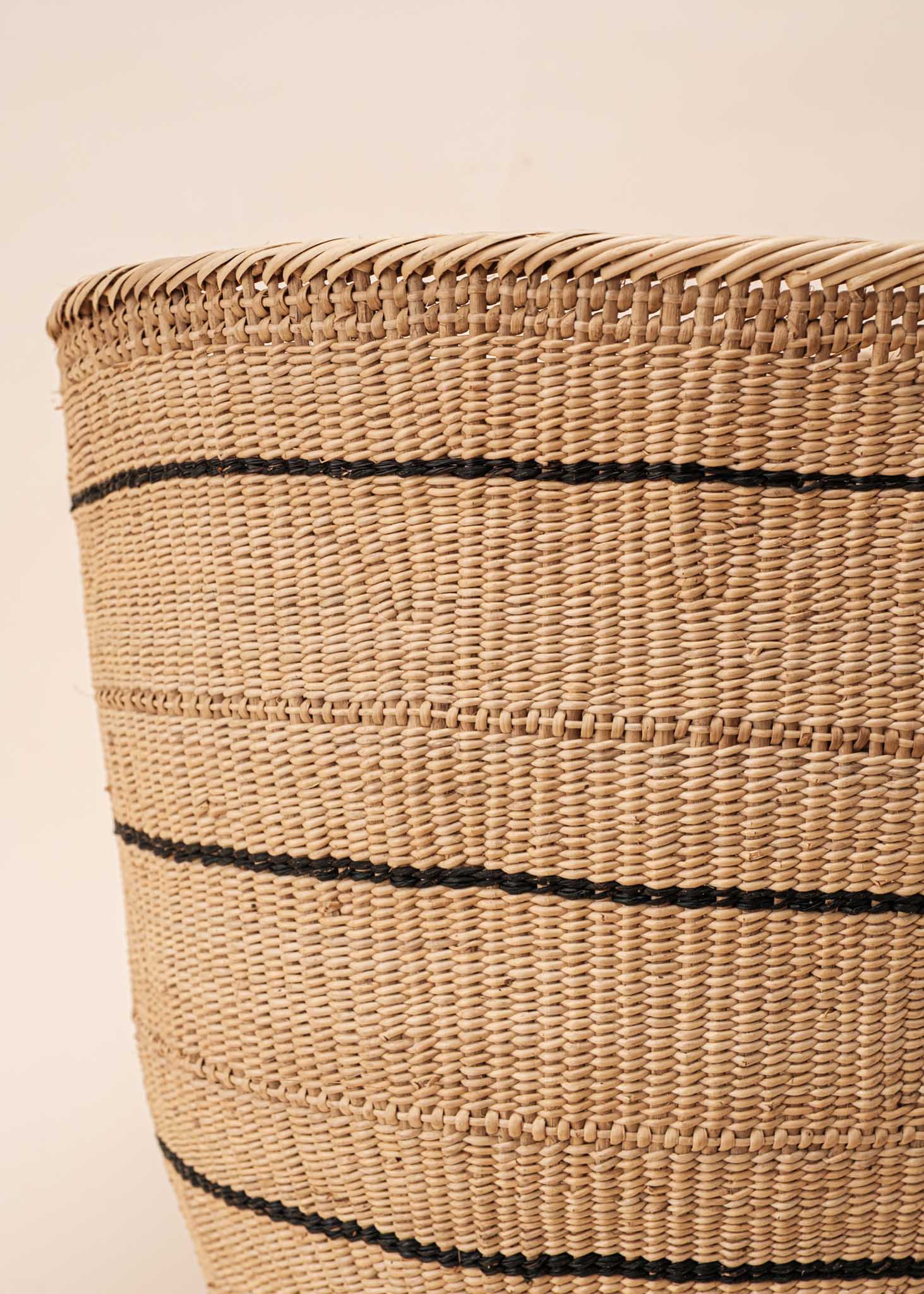 Cesto Wii de fibras bege feito pelo povo Yanomami, artesanato indígena brasileiro 
