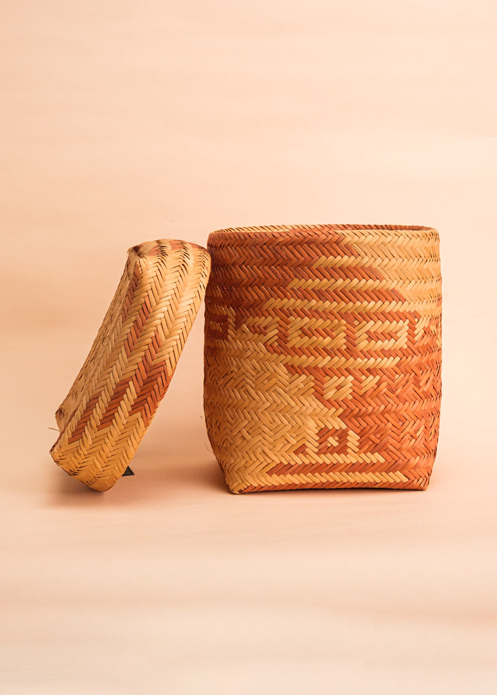 Cesto de fibras bege e laranja feito por Teçume da Amazônia, artesanato indígena brasileiro 