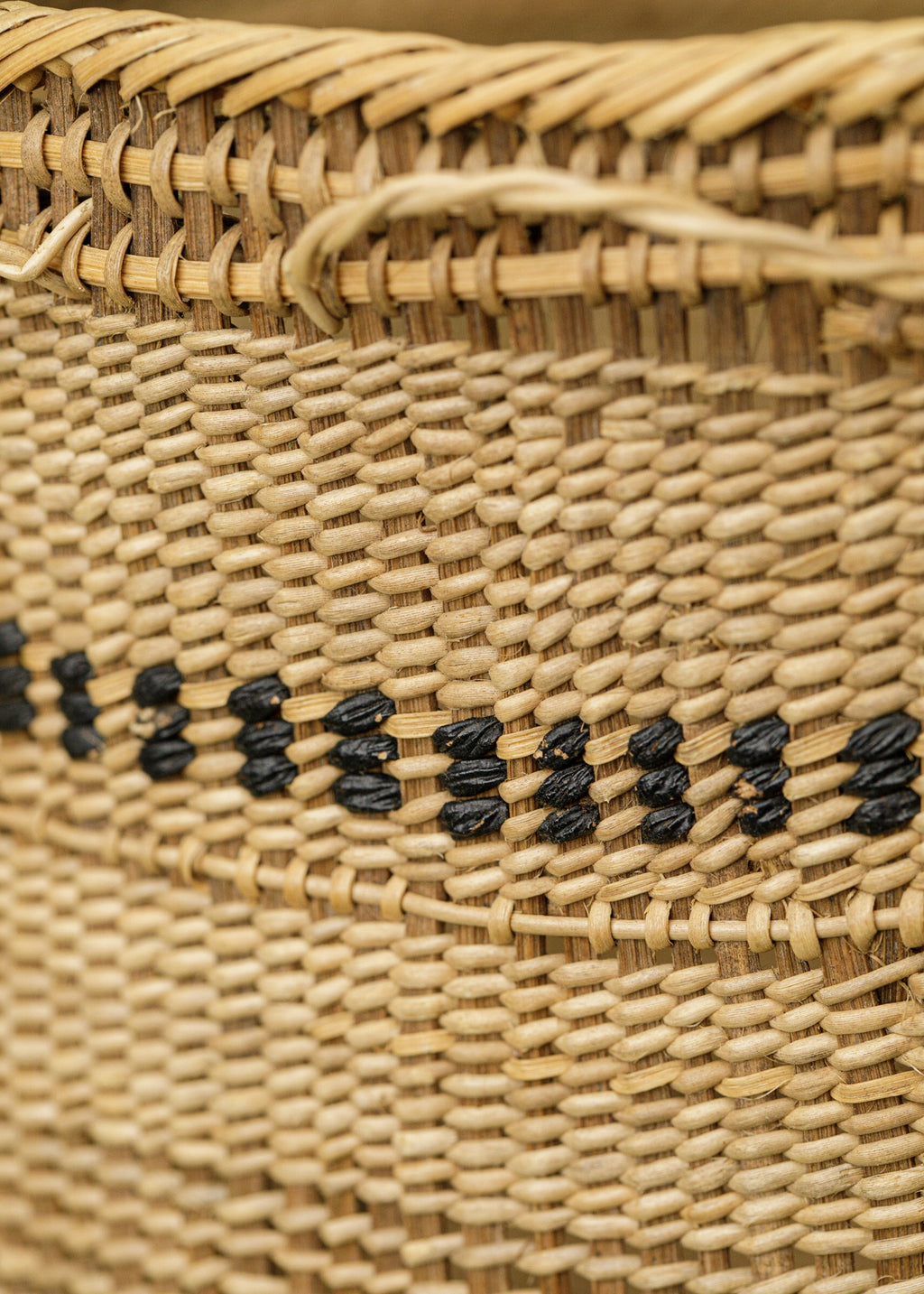 Cesto de fibras naturais feitos a mão por artesãs do povo Yanomami, arte indígena brasileira