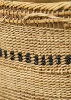 Cesto de fibras naturais feitos a mão por artesãs do povo Yanomami, arte indígena brasileira