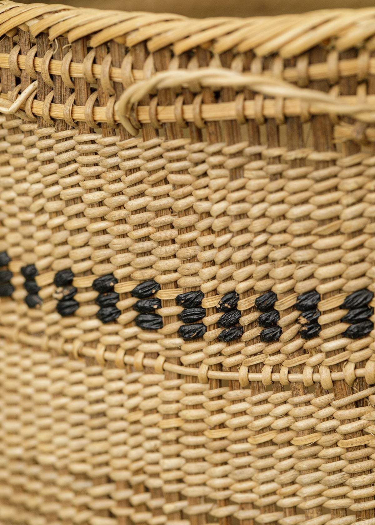 Cesto de fibras naturais feitos a mão por artesãs do povo Yanomami, arte indígena brasileira
