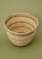 Cesto de fibras naturais feitos a mão por artesãs do povo Yanomami, arte indígena brasileira