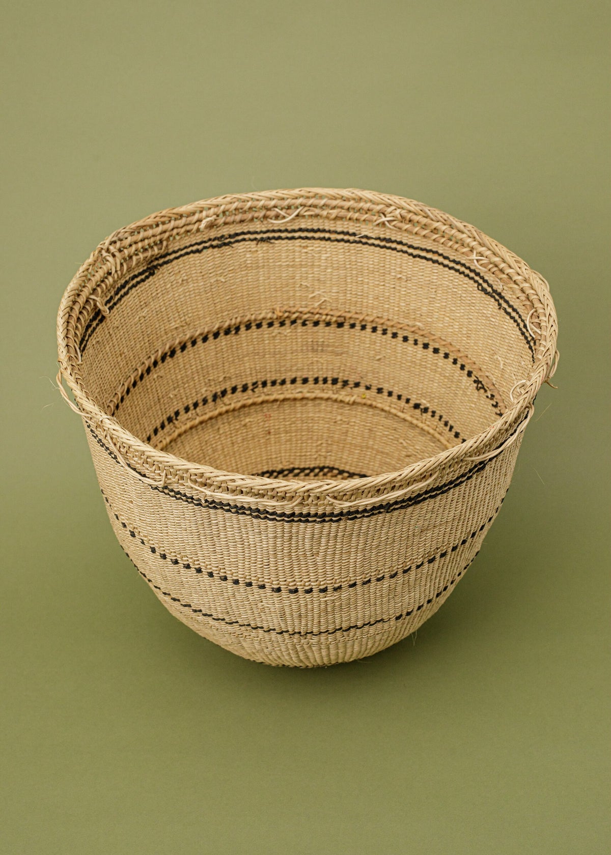 Cesto de fibras naturais feitos a mão por artesãs do povo Yanomami, arte indígena brasileira