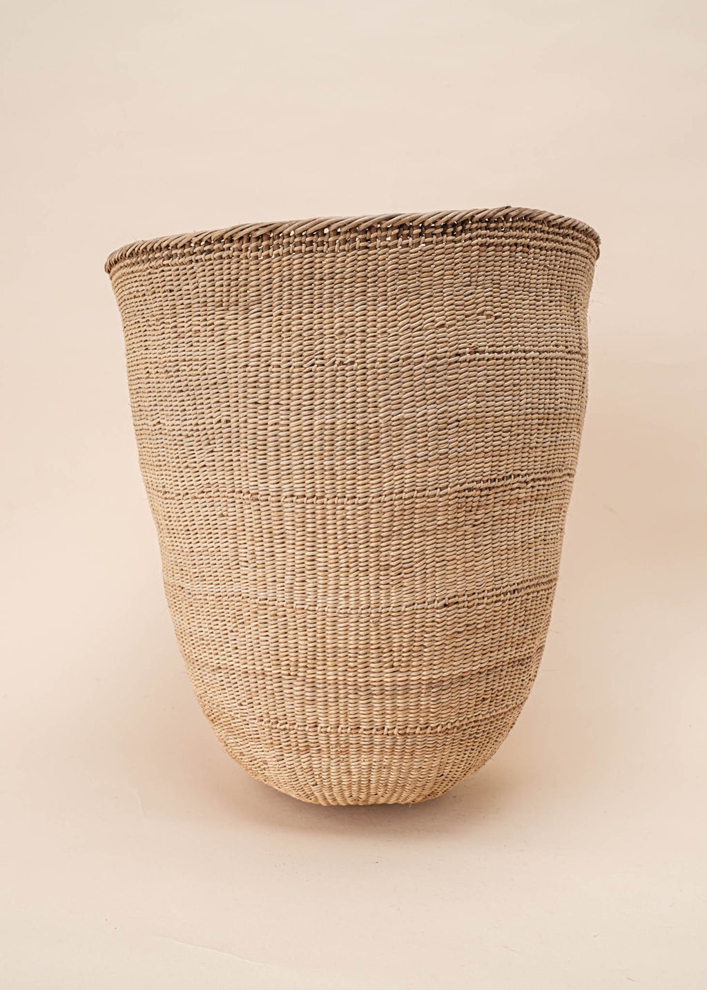 Cesto Wii de fibras bege feito pelo povo Yanomami, artesanato indígena brasileiro 
