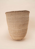 Cesto Wii de fibras bege feito pelo povo Yanomami, artesanato indígena brasileiro 
