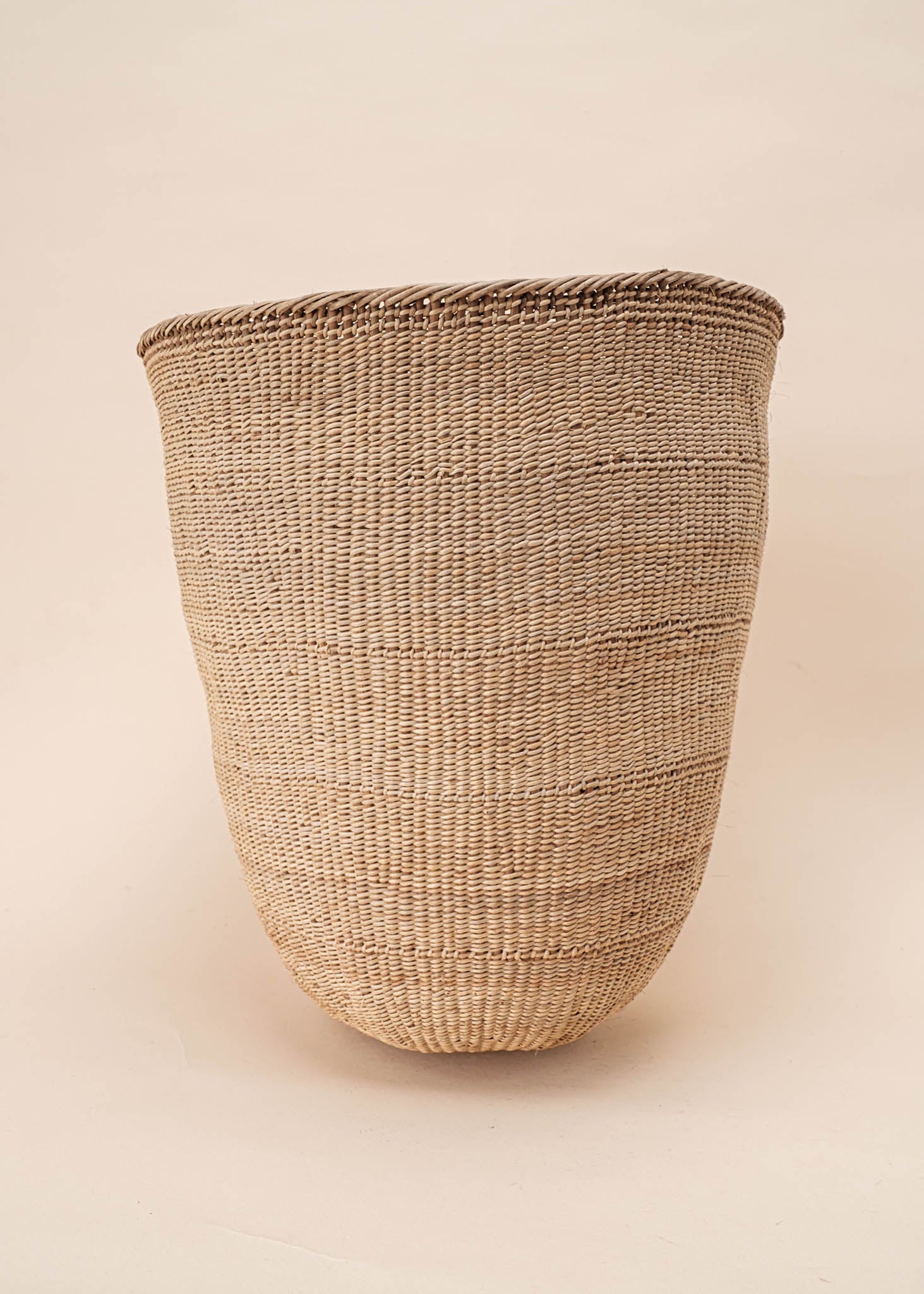 Cesto Wii de fibras bege feito pelo povo Yanomami, artesanato indígena brasileiro 
