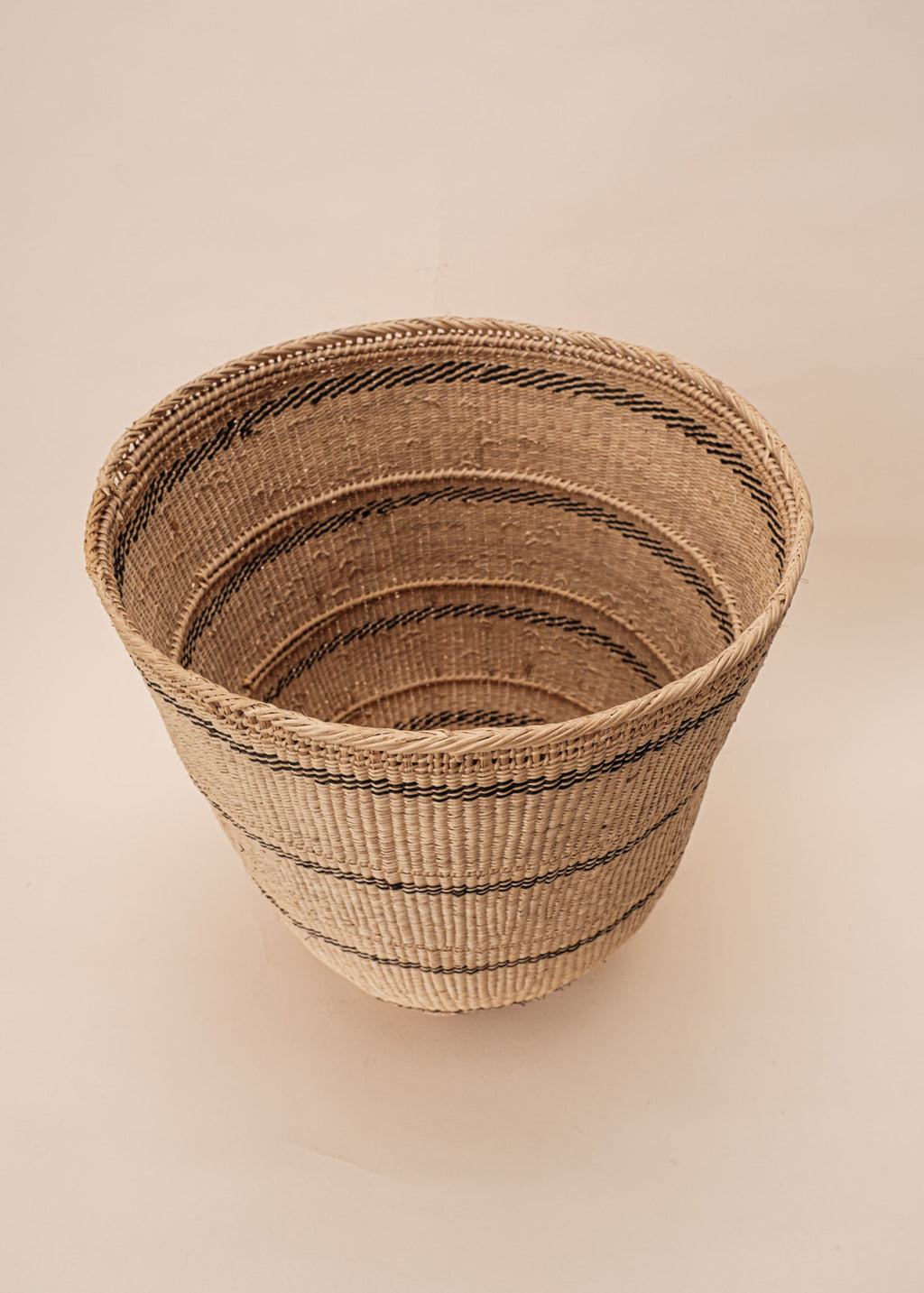 Cesto Wii de fibras bege feito pelo povo Yanomami, artesanato indígena brasileiro 

