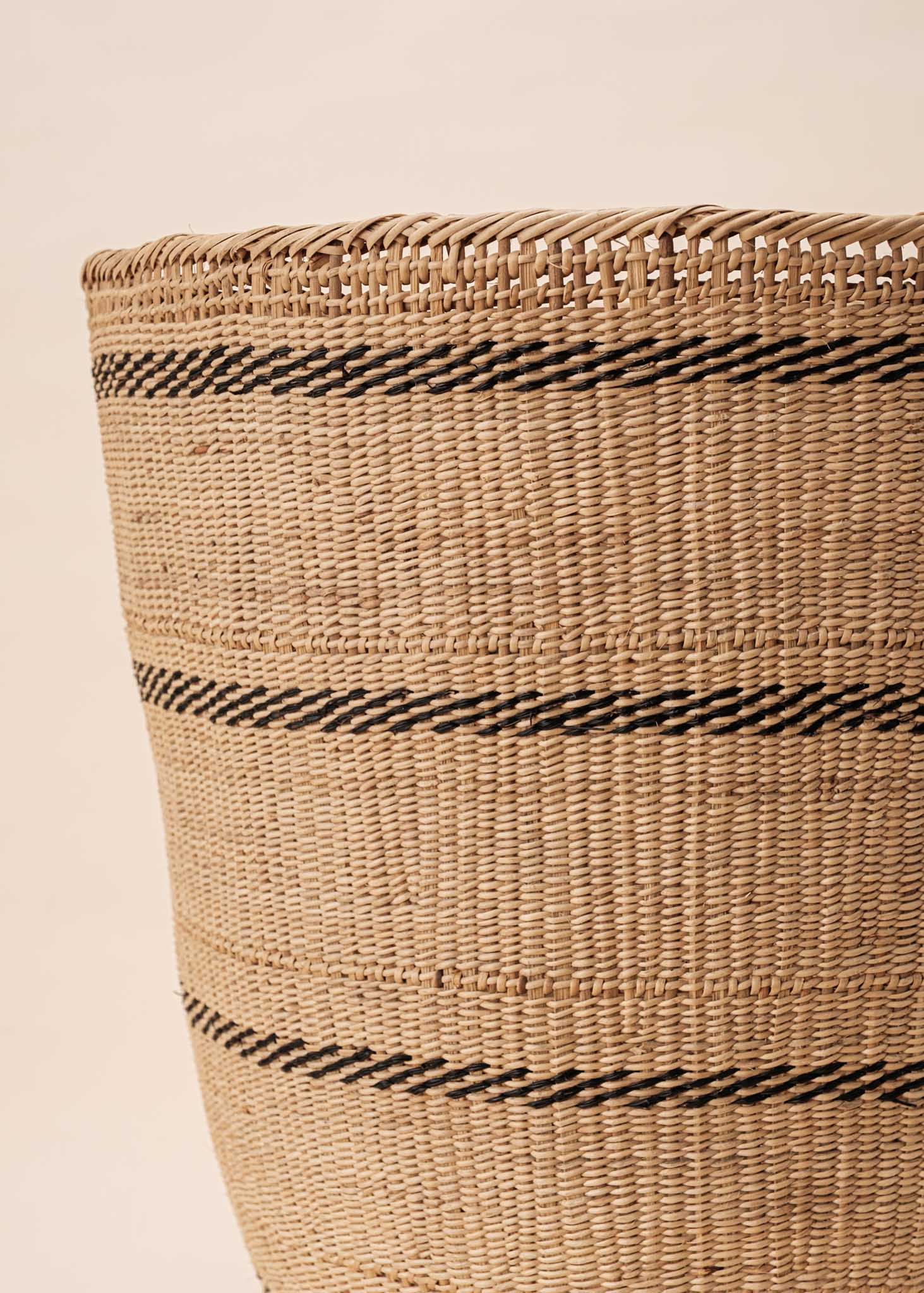 Cesto Wii de fibras bege feito pelo povo Yanomami, artesanato indígena brasileiro 
