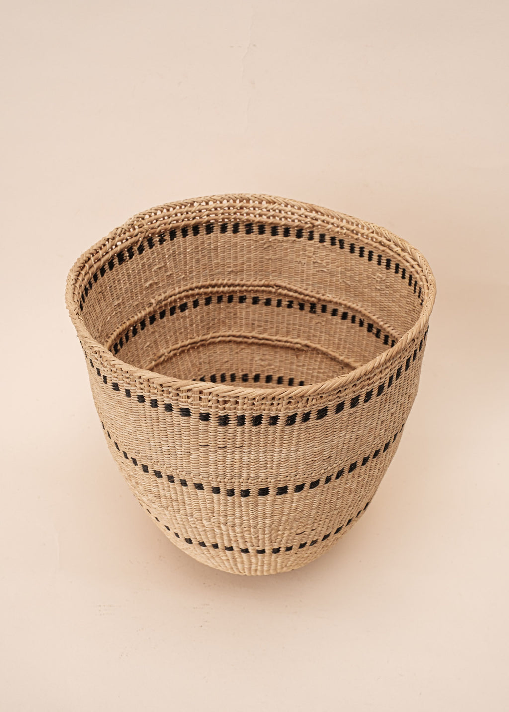 Cesto Wii de fibras bege feito pelo povo Yanomami, artesanato indígena brasileiro 