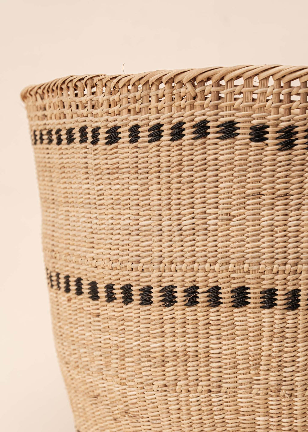 Cesto Wii de fibras bege feito pelo povo Yanomami, artesanato indígena brasileiro 