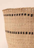 Cesto Wii de fibras bege feito pelo povo Yanomami, artesanato indígena brasileiro 