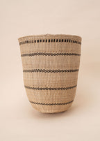 Cesto Wii de fibras bege feito pelo povo Yanomami, artesanato indígena brasileiro 