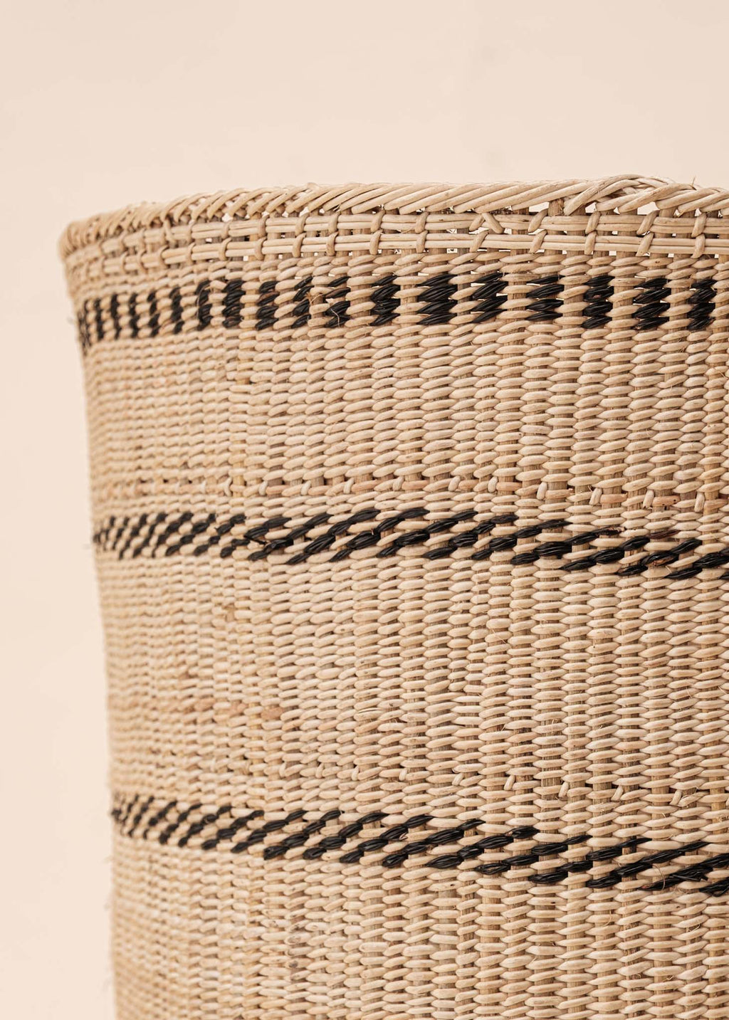 Cesto Wii de fibras bege feito pelo povo Yanomami, artesanato indígena brasileiro 