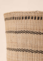 Cesto Wii de fibras bege feito pelo povo Yanomami, artesanato indígena brasileiro 