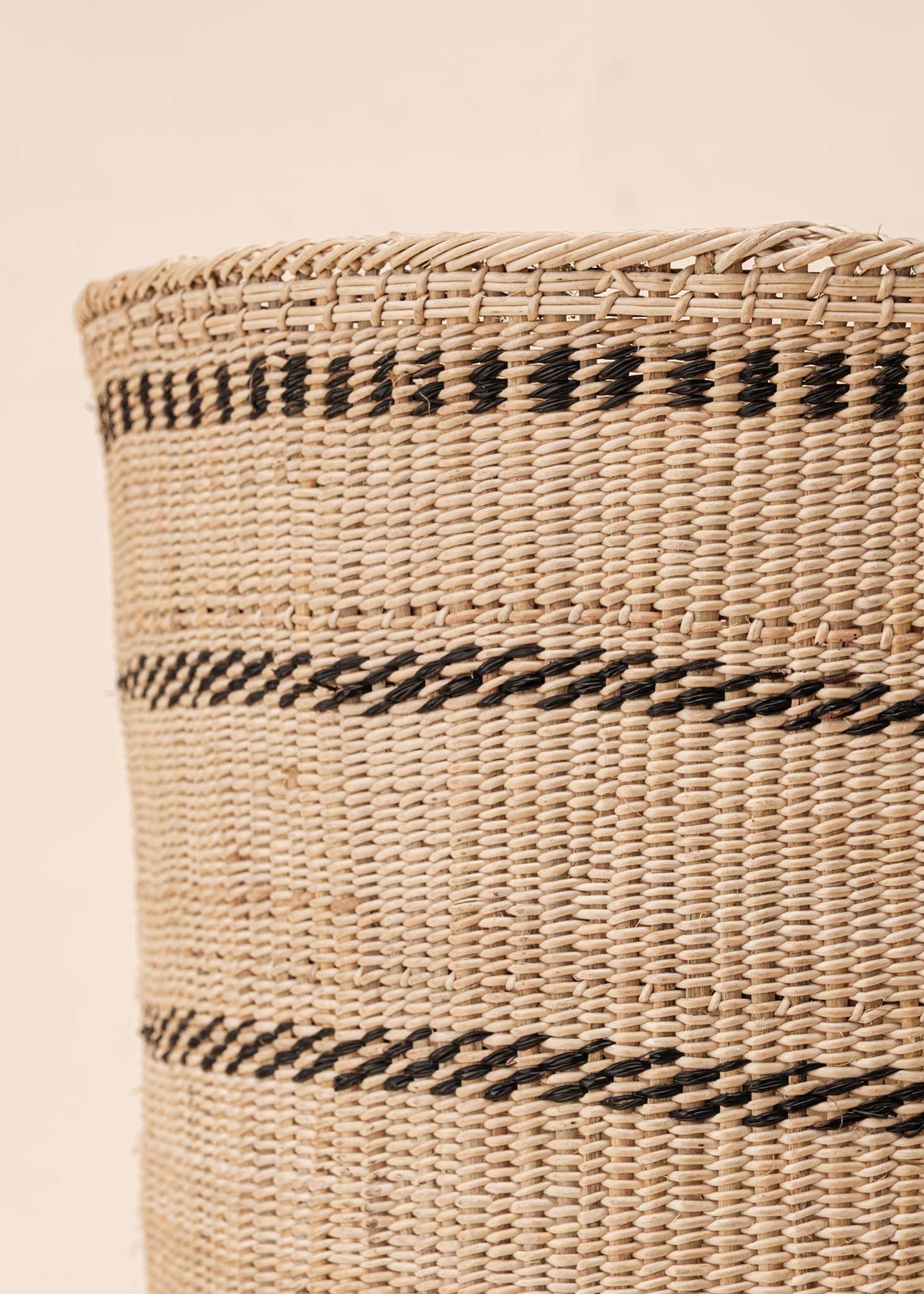 Cesto Wii de fibras bege feito pelo povo Yanomami, artesanato indígena brasileiro 