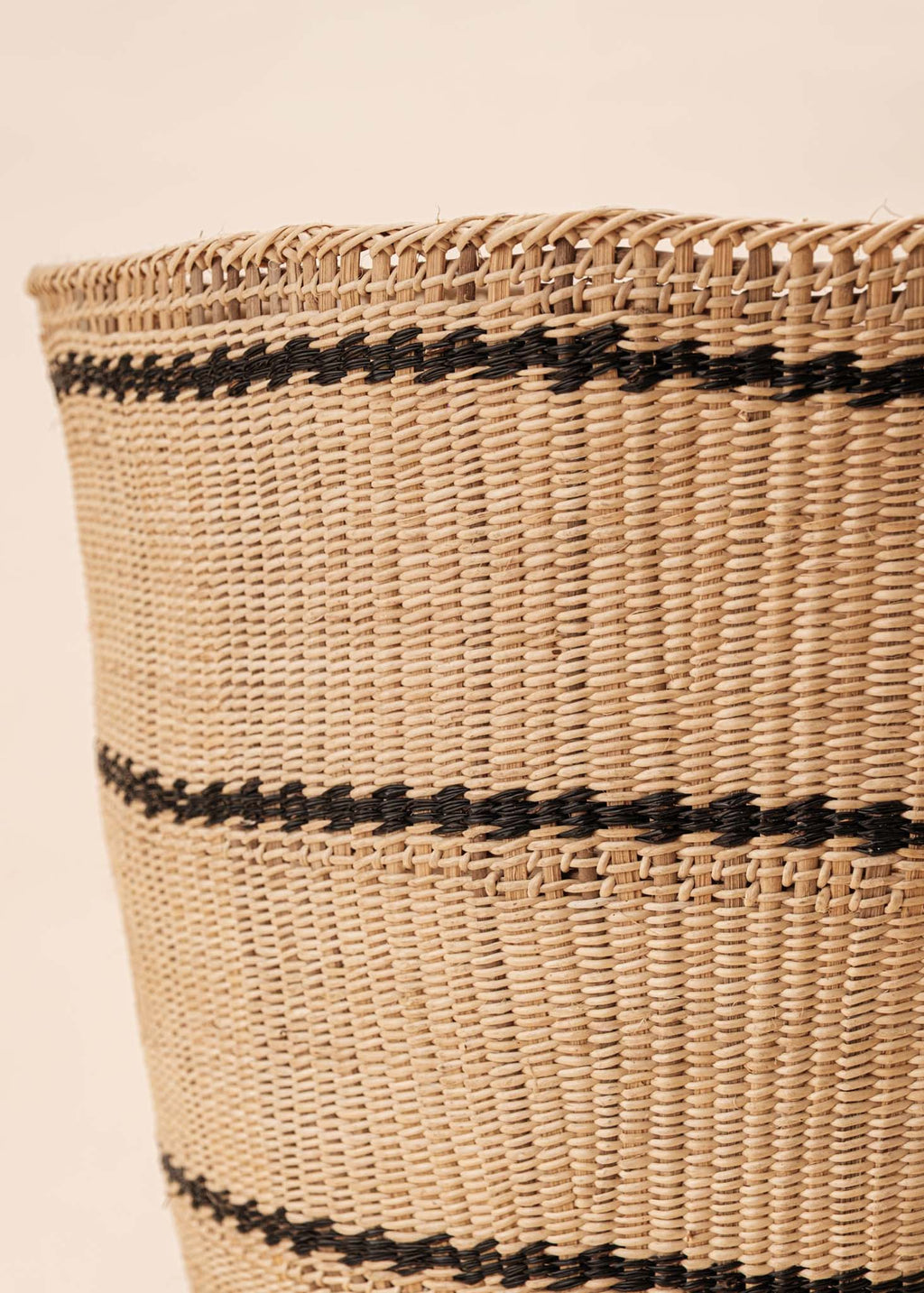 Cesto Wii de fibras bege feito pelo povo Yanomami, artesanato indígena brasileiro 
