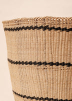 Cesto Wii de fibras bege feito pelo povo Yanomami, artesanato indígena brasileiro 
