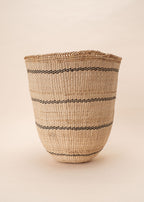Cesto Wii de fibras bege feito pelo povo Yanomami, artesanato indígena brasileiro 
