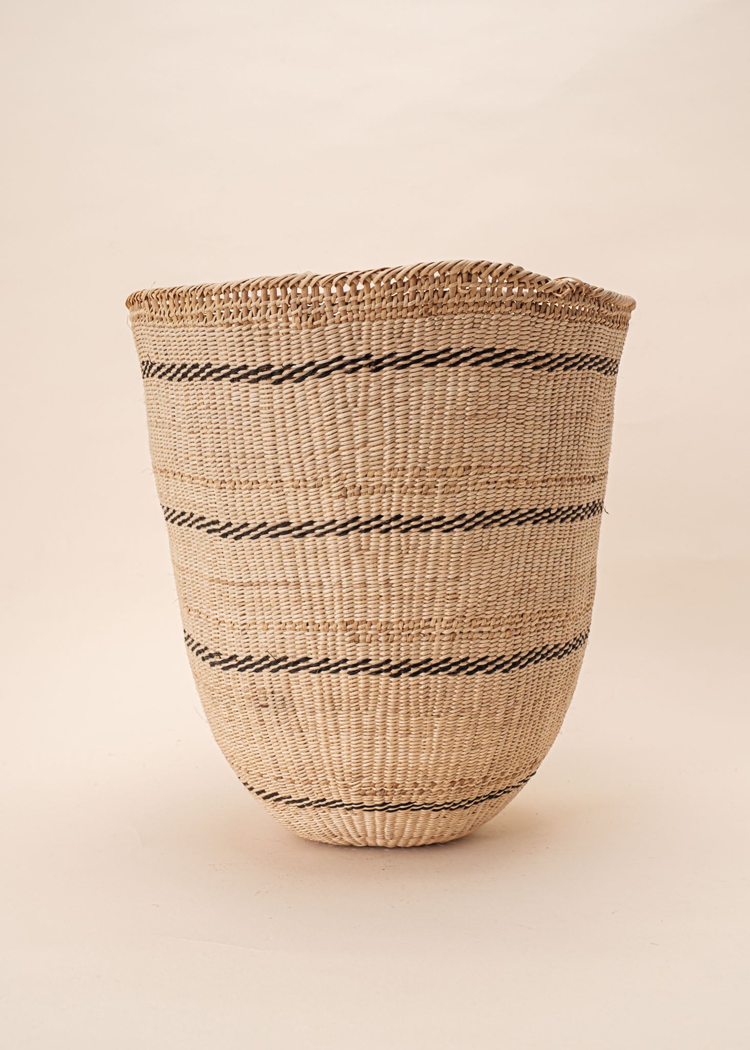 Cesto Wii de fibras bege feito pelo povo Yanomami, artesanato indígena brasileiro 
