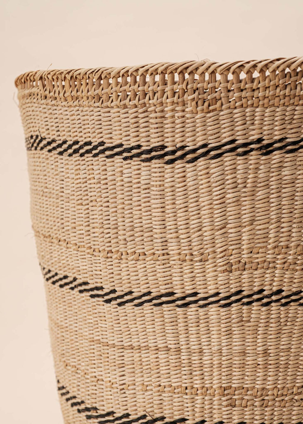 Cesto Wii de fibras bege feito pelo povo Yanomami, artesanato indígena brasileiro 
