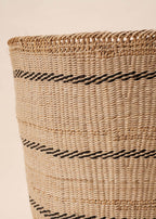 Cesto Wii de fibras bege feito pelo povo Yanomami, artesanato indígena brasileiro 

