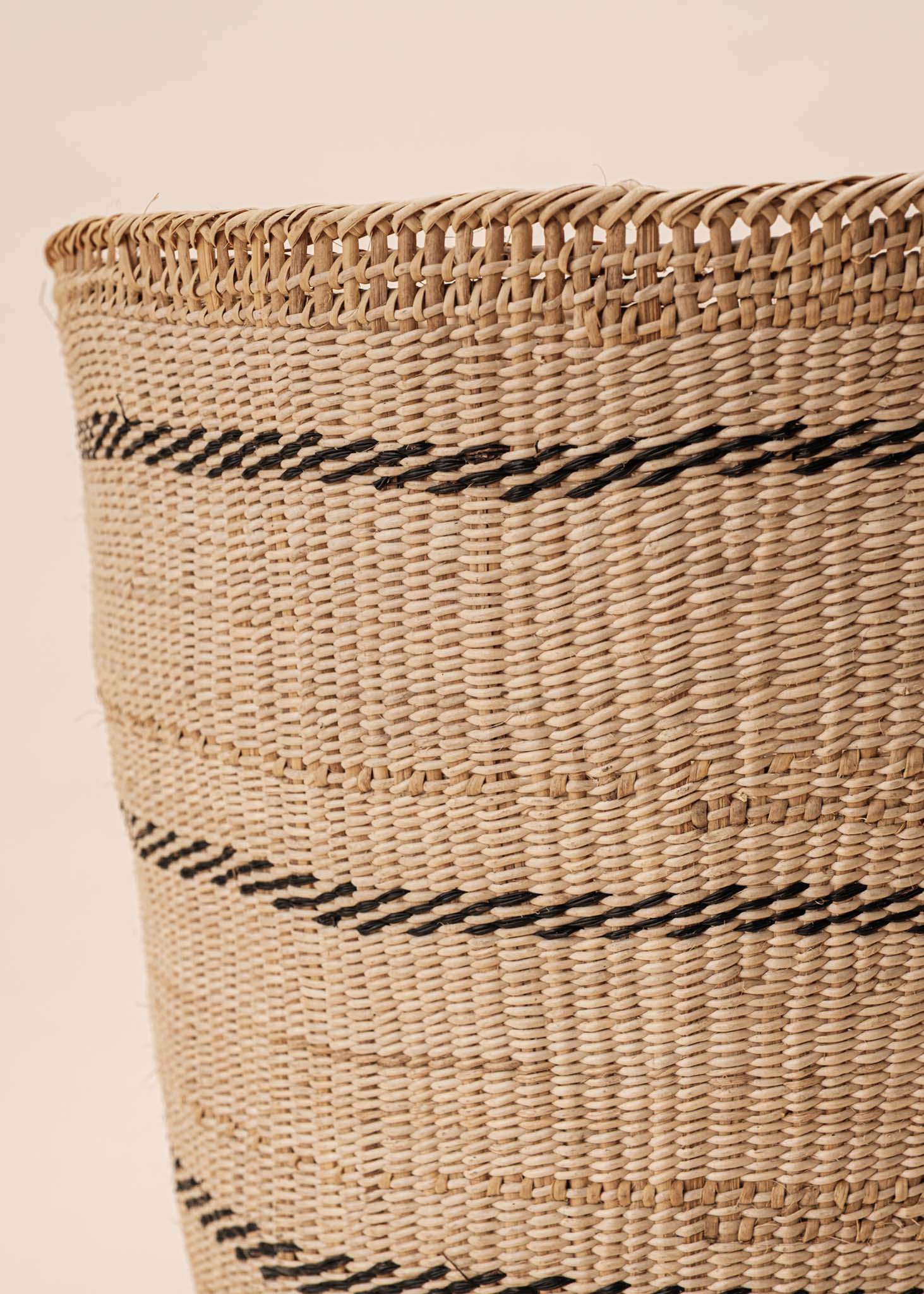 Cesto Wii de fibras bege feito pelo povo Yanomami, artesanato indígena brasileiro 
