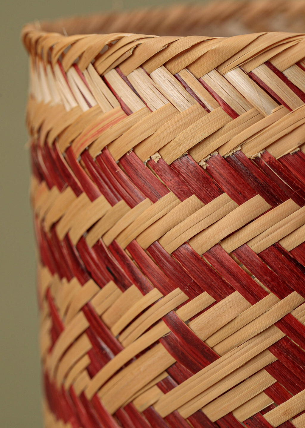 Cesto de fibra de arumã bege e vermelho feito pelo povo Ticuna, artesanato indígena brasileiro 