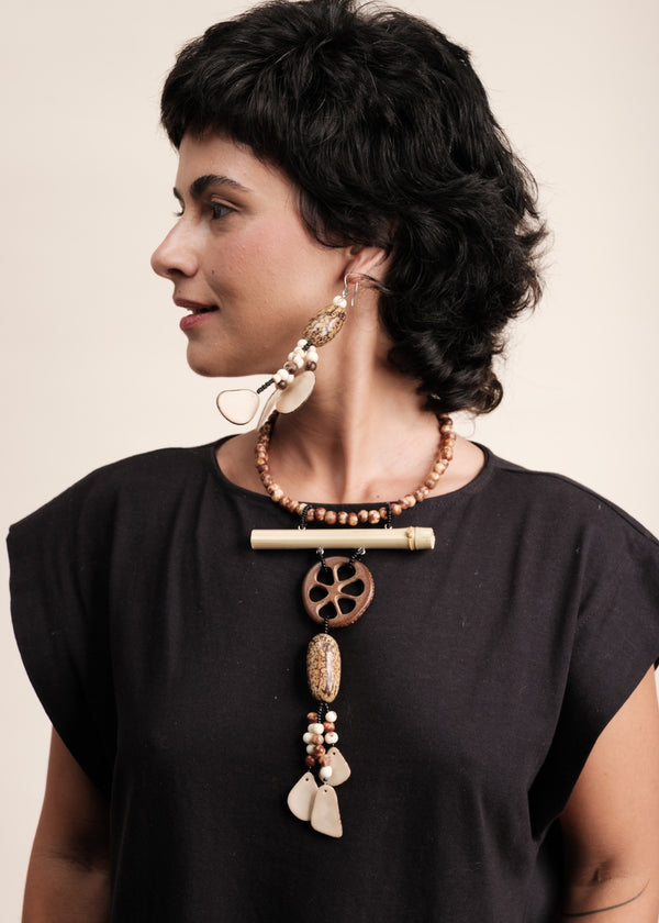 Colar de madeira e sementes | TWINS, As Cariocas