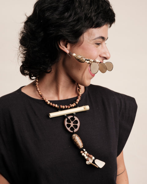 Colar de madeira e sementes | TWINS, As Cariocas