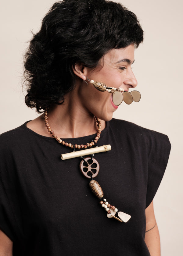 Colar de madeira e sementes | TWINS, As Cariocas