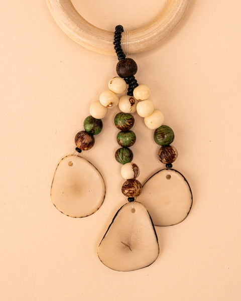 Colar de madeira e sementes | TWINS, As Cariocas