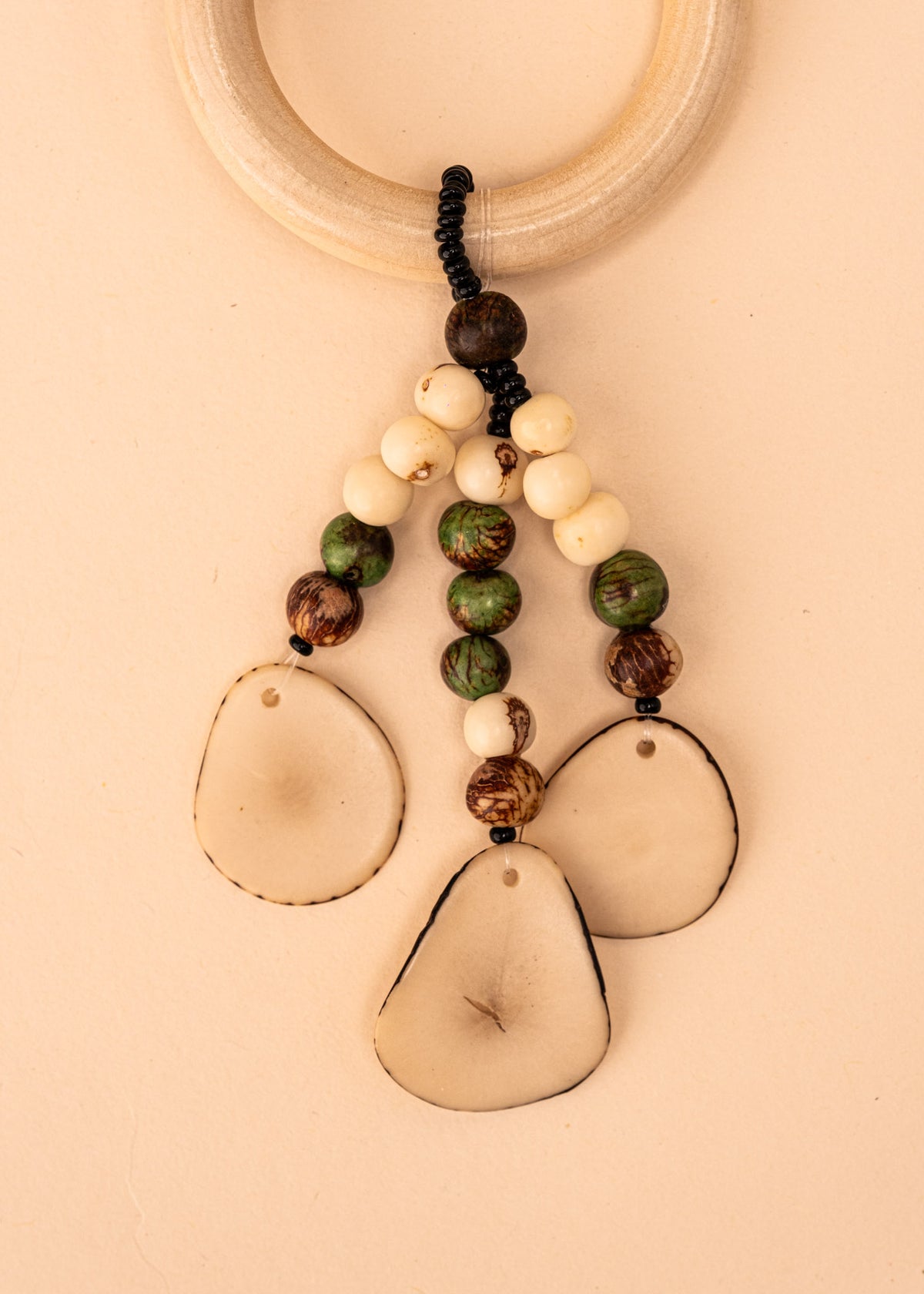 Colar de madeira e sementes | TWINS, As Cariocas