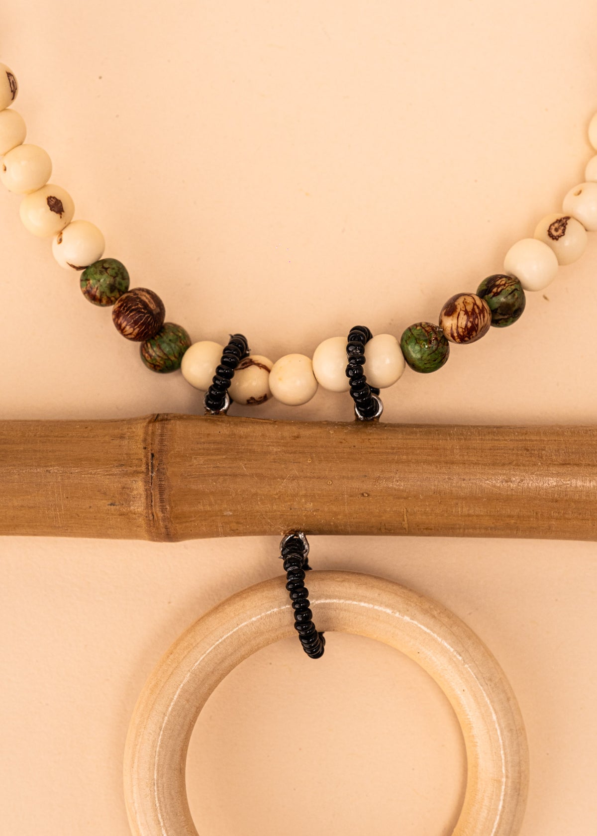 Colar de madeira e sementes | TWINS, As Cariocas