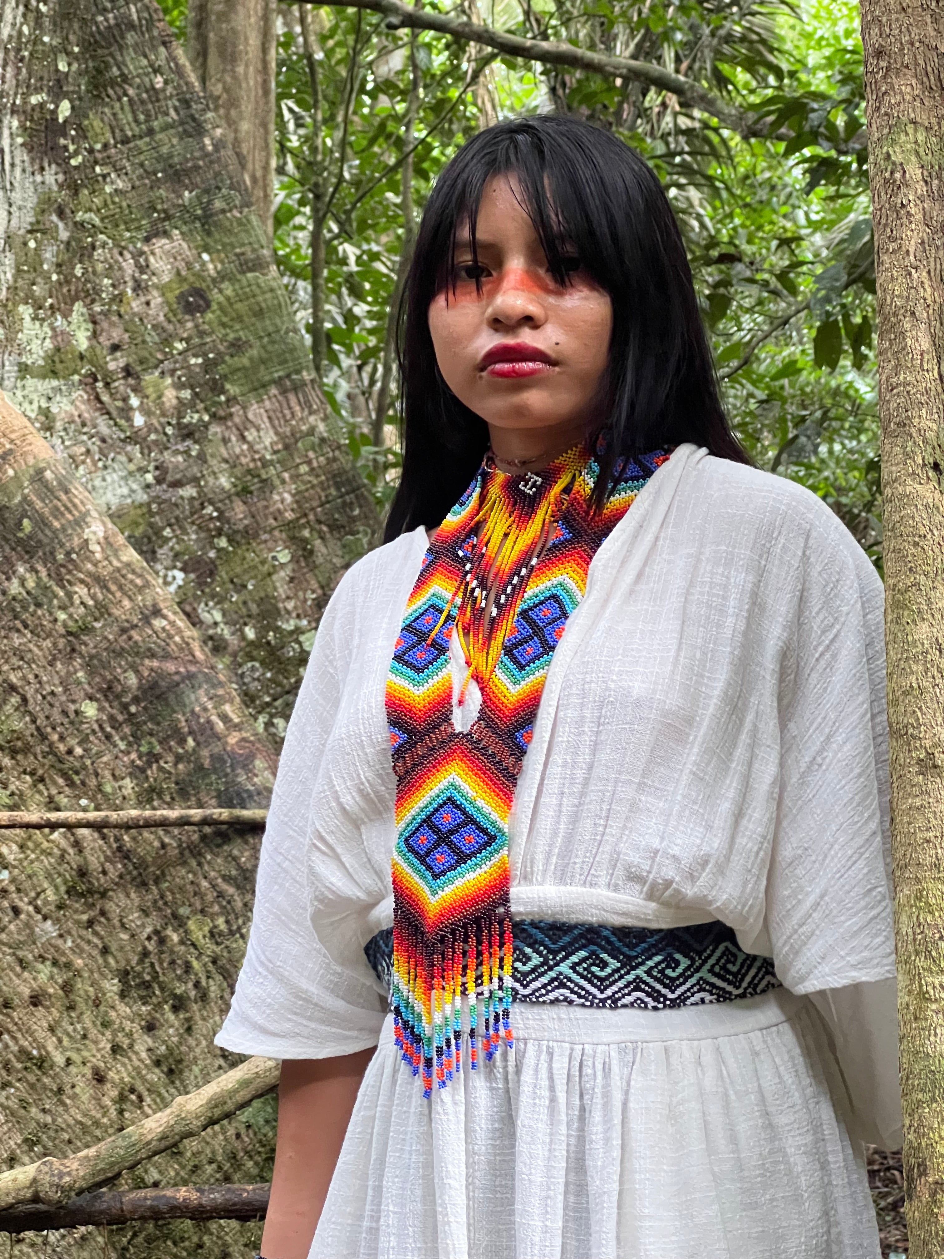 Vestido bordado branco e azul feito pelo povo Huni Kuin, artesanato indígena brasileiro