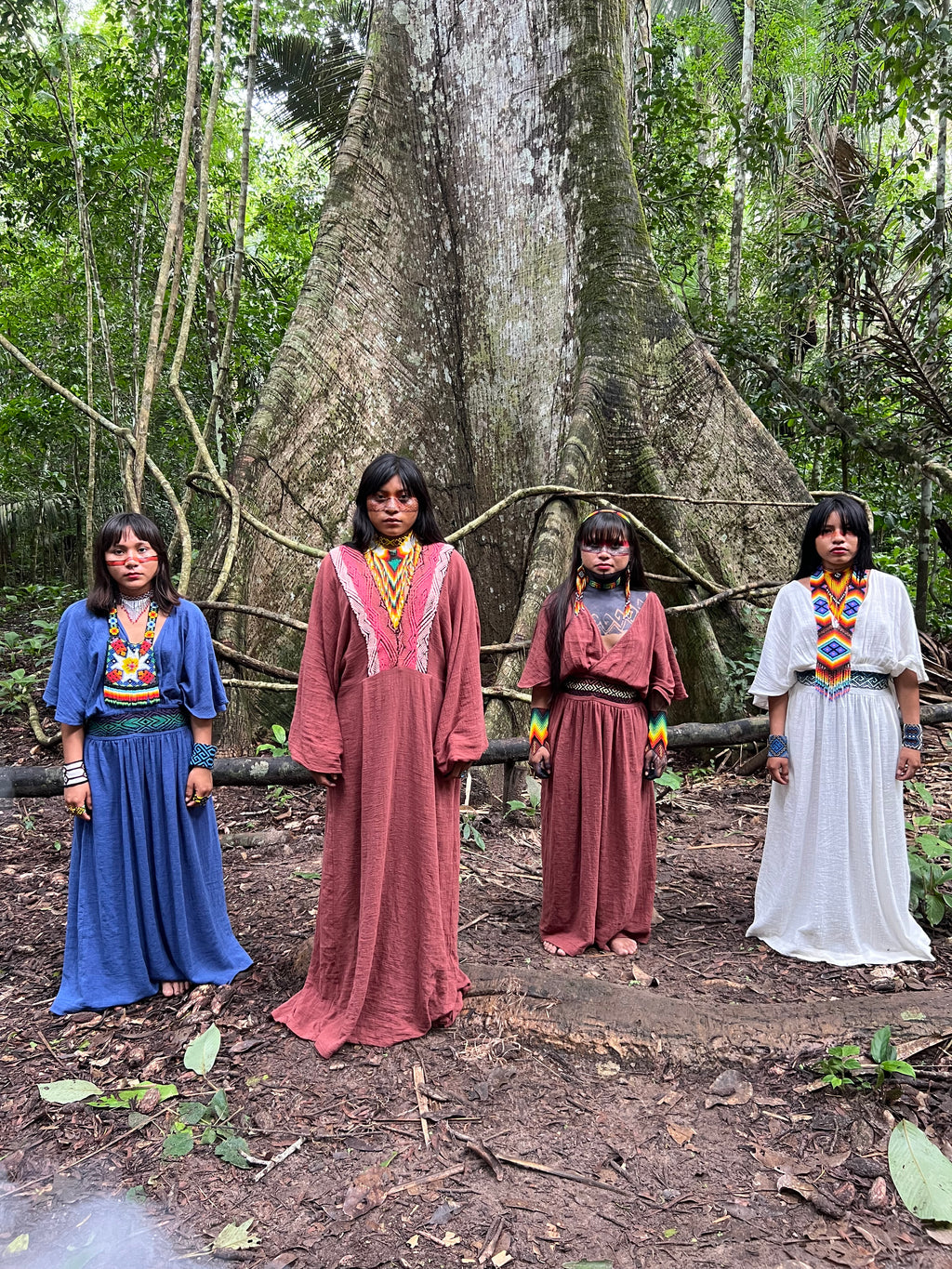 Vestido bordado azul escuro feito pelo povo Huni Kuin, artesanato indígena brasileiro