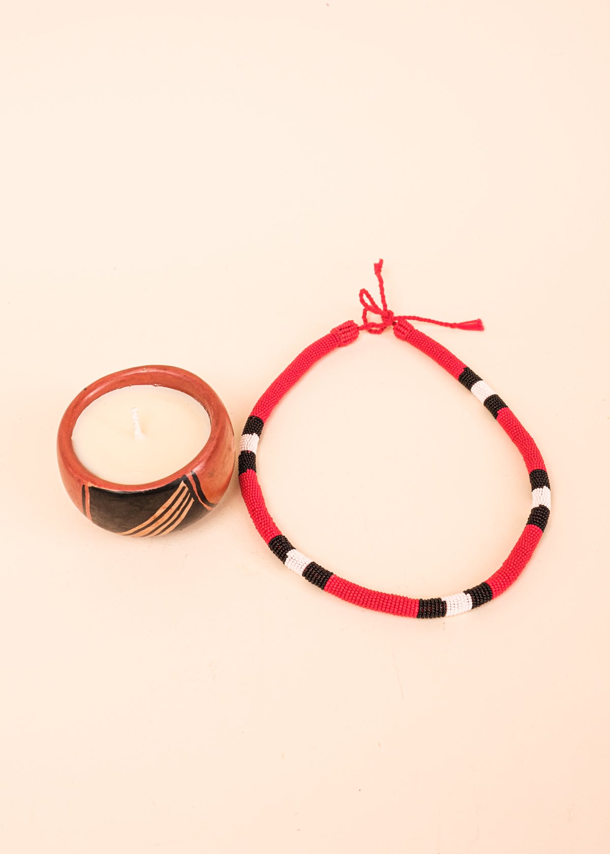 Kit colar coral indígena Waurá + Vela na cerâmica Waurá | Tucum Brasil